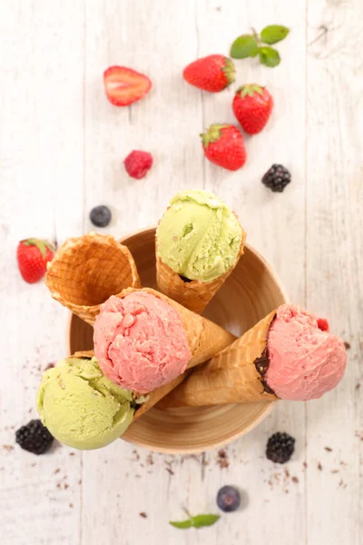 Παγωτό Φιστίκι Και Φράουλα Χωνάκι — Φωτογραφία Αρχείου