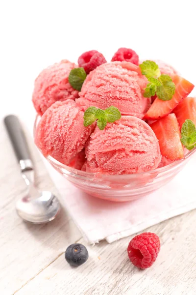 草莓冰淇淋勺 — 图库照片