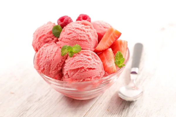 Jahodová Naběračka Zmrzliny — Stock fotografie