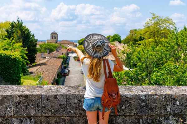 Kobieta Turysta Wskazując Blaye Widok Miasto Francja Nouvelle Akwitania — Zdjęcie stockowe