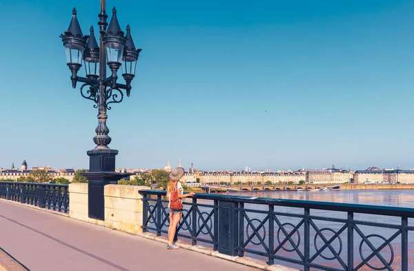 Femme Touriste Bénéficiant Une Belle Vue Panoramique Pont Bordeaux France — Photo