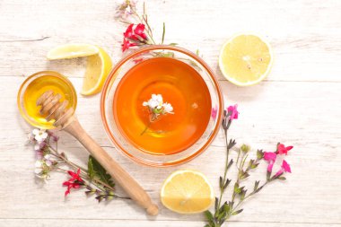 Ballı, çiçekli ve limonlu kase