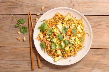 Soya soslu kızarmış erişte ve tavuk.