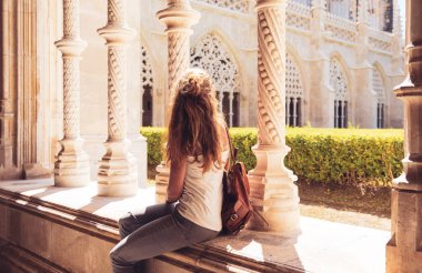 Portekiz 'deki Batalha Manastırı' nı ziyaret eden kadın turist.