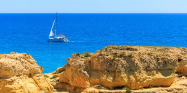 Atlantik Okyanusu 'nun güzel panoramik manzarası. Portekiz' de Algarve.