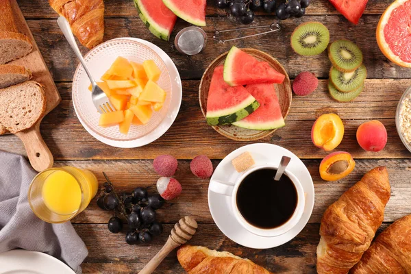 Gezond Ontbijtbuffet Met Koffie Cuo Croissant Fruit — Stockfoto