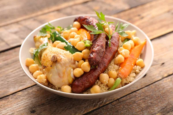 Couscous Mit Wurst Huhn Und Gemüse — Stockfoto
