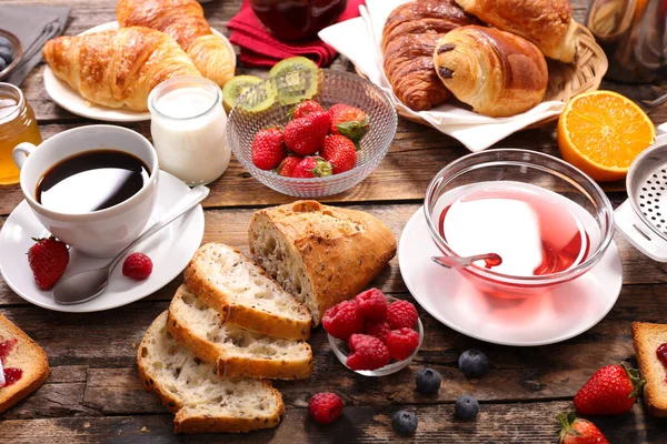 Zdrowe Śniadanie Kawą Herbatą Rogalikiem Świeżymi Owocami — Zdjęcie stockowe