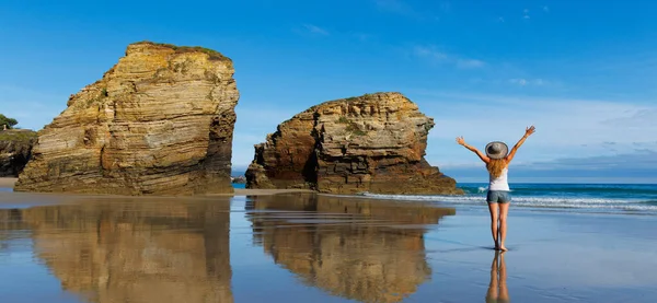 Mulher Braços Erguidos Desfrutando Oceano Atlântico Formação Rochosa Praia Catedral — Fotografia de Stock