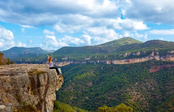 Wanderin Mit Erhobenen Armen Auf Berggipfel Siurana Spanien — Stockfoto