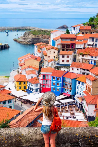 Rejsende Kvinde Turist Nyder Smukke Fiskerby Asturien Cudillero Spanien - Stock-foto