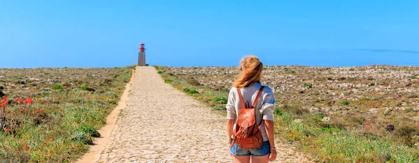 旅行者の女性は灯台を見て ポルトガルのサグレス — ストック写真