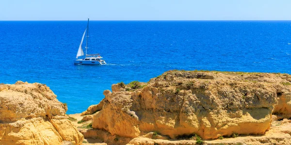 Bella Vista Panoramica Sull Oceano Atlantico Con Barca Algarve Portogallo — Foto Stock
