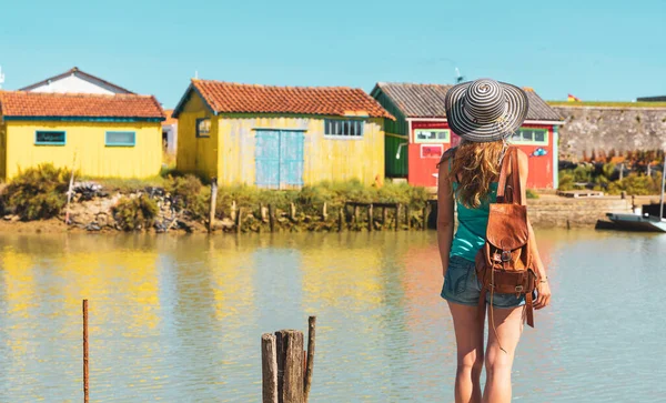 島での女性の旅行オレロン シャルンテ海 伝統的な釣りの色の家と運河 フランスの観光 ヌーヴェル アキテーヌ — ストック写真