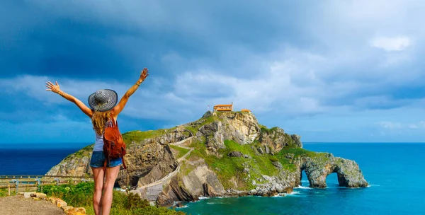 Szczęśliwa Kobieta Bronią Podniesioną Wyspie Gaztelugatxe Wybrzeżu Zatoki Biskajsko Baskijskiej — Zdjęcie stockowe