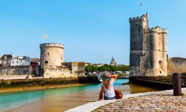 La Rochelle 'i ziyaret eden kadın turist Fransa' da turizm, Charente Denizcilik