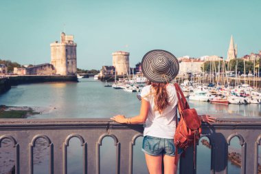 La Rochelle şehrini ziyaret eden kadın turist, Fransa 'da Charente Denizcilik