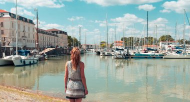 Rochefort City ve Charente Denizcilik 'i ziyaret eden kadın turist.