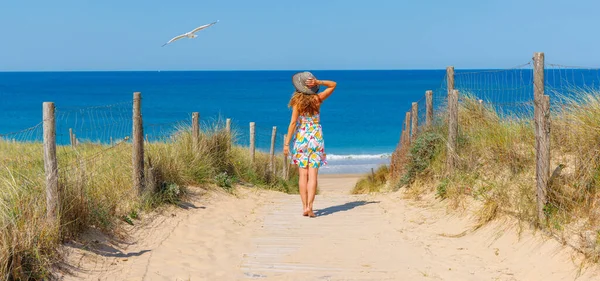 女性がビーチへ歩く フランスの大西洋 — ストック写真