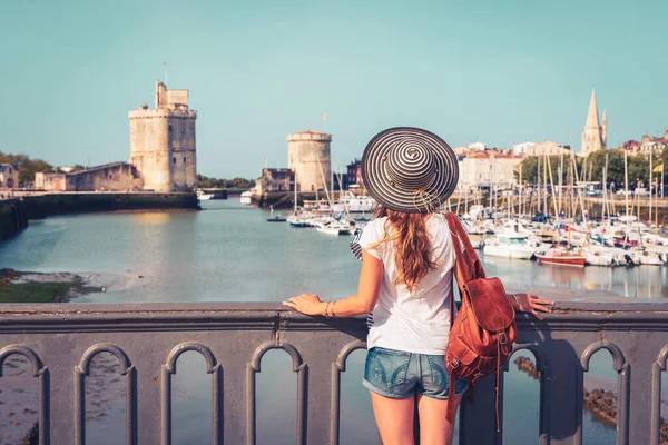 Turista Mujer Visitando Ciudad Rochelle Charente Maritime Francia — Foto de Stock