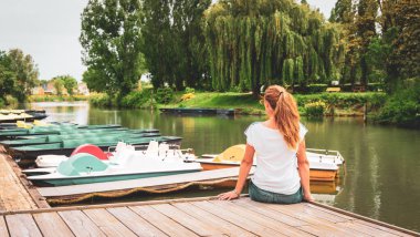 Marais Poitevin 'deki kadın turist Fransa' daki bataklık.