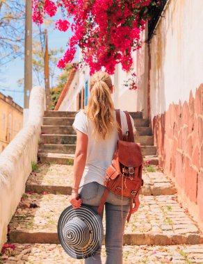 Portekiz caddesinde yürüyen gezgin kadın - Algarve, Silves