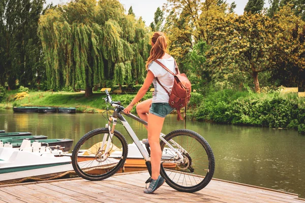 マレーの自転車で女性観光客 Poitevin フランスのマーシャランド — ストック写真
