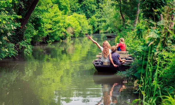Marsh Happy Family Vacation Marais Poitevin Boat Canal Green Vegetation — Stock Photo, Image