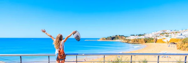 Happy Traveler Kobieta Turysta Korzystających Panoramiczny Widok Plażę Algarve Portugalia — Zdjęcie stockowe