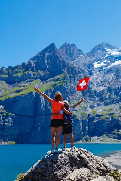 Туристичний Туризм Switzerland Мати Діти Насолоджуються Видом Озеро Гори Oeschinensee — стокове фото