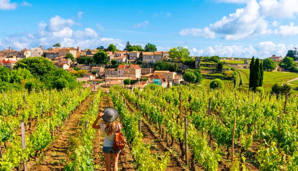 Yeşil Üzüm Bağındaki Kadın Turist Bordeaux Bölgesi Saint Emilion Fransa — Stok fotoğraf