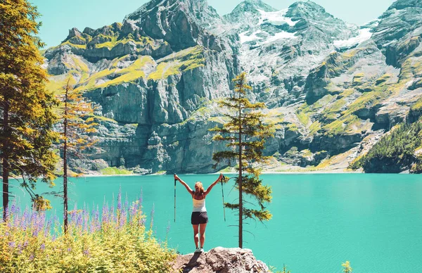 Wandelaar Vrouw Met Uitzicht Het Bergmeer Bergen Oeschinensee Zwitserland — Stockfoto