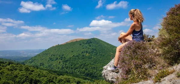 Vrouw Piek Kijkend Naar Panoramisch Uitzicht Auvergne Berg Puy Dome — Stockfoto