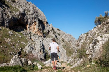 Dağdaki yürüyüşçü, İspanya.