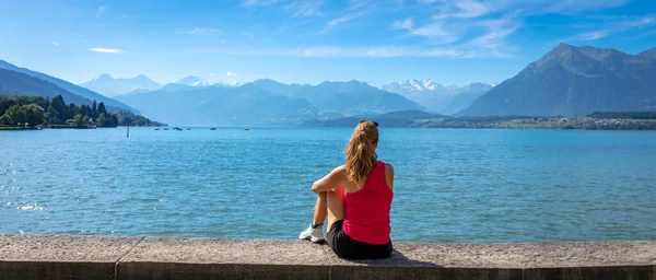 Mujer Relajante Lago Azul Suiza —  Fotos de Stock