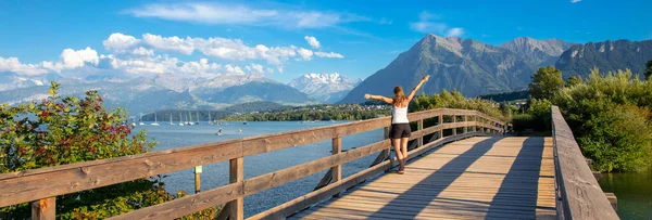 Счастливая Женщина Турист Швейцарии Тун Озеро Альпами Горы Заднем Плане — стоковое фото