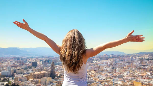 Feliz Mujer Libre Con Los Brazos Alto Admirando Skyling Ciudad — Foto de Stock