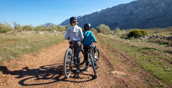 Zwei Kinder Fahrrad Bruder Mit Mountainbike Unterwegs — Stockfoto