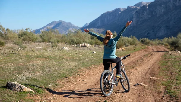 Vrouw Mountainbike Het Platteland — Stockfoto