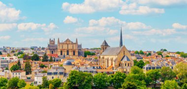 Poitiers şehrinin panoramik manzarası- Fransa