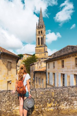 Bordeaux yakınlarındaki Saint Emilion şehri, turizm, tatil beldesi, üzüm bağında yaz tatili, Fransa.