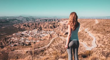 Gorafe Çölü 'nün ve İspanya' nın panoramik manzarasının keyfini çıkaran kadın.