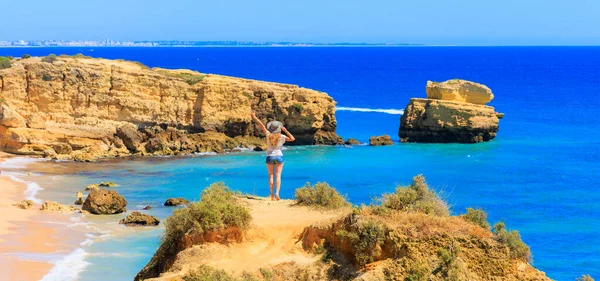 Portekiz Deki Algarve Sahili Kadın Turist Panoramik Manzaranın Tadını Çıkarıyor — Stok fotoğraf