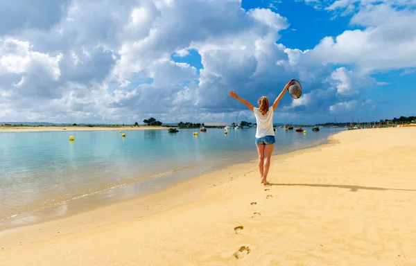 フランスの幸せな女性観光客 Basin Arcachonビーチと海岸 Landes Gironde 夏の休暇 旅行先 大西洋とビーチの休日のコンセプト — ストック写真