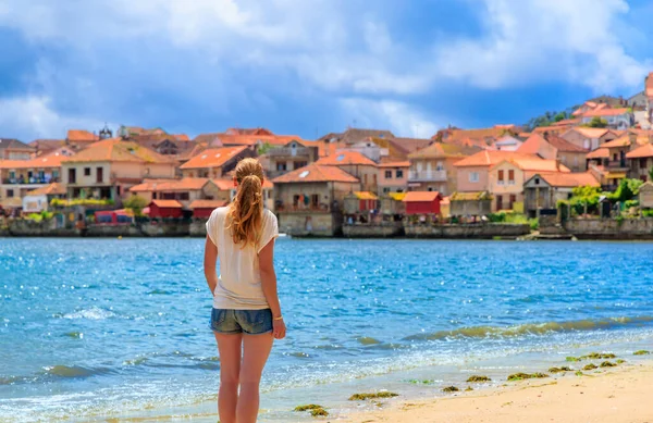 Mulher Turista Praia Olhando Para Cidade Combarro Pontevedra Galiza Espanha — Fotografia de Stock