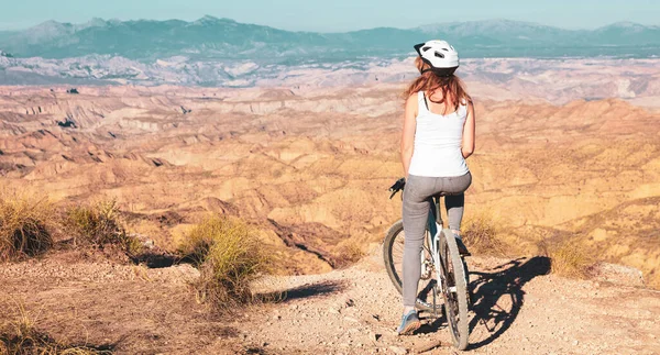 ゴラフェ砂漠の風景のパノラマビューを楽しむマウンテンバイクの女性 アンダルシア グラナダ州 — ストック写真