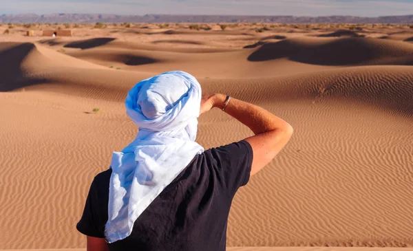 Podróżnik Białym Foulard Korzystających Spokojnej Pustyni Landscape Przygoda Safari Cel — Zdjęcie stockowe