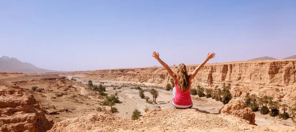 腕を持ち上げる女性 崖や渓谷 モロッコ — ストック写真