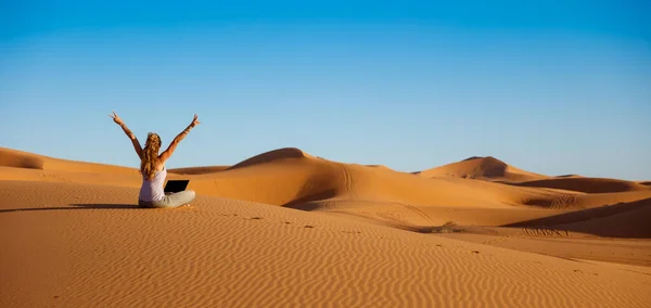 在沙丘上工作的女自由撰稿人 在沙漠行业 旅行理念方面 — 图库照片