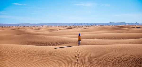 足迹和妇女欣赏全景沙漠景观 摩洛哥 — 图库照片